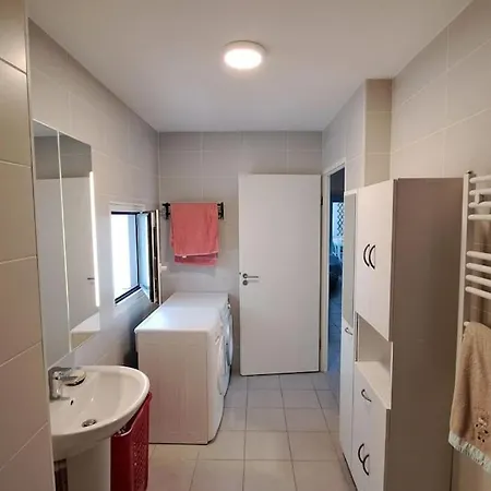 Appartement T4 Classe 3 Etoiles, Centre, Au Calme, Parkings *